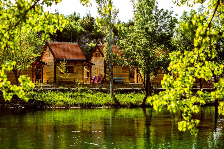 hangulatos kis faházak a folyó parton