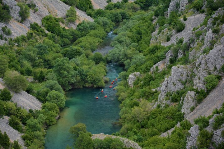 vadregényes folyón evező packraftosok