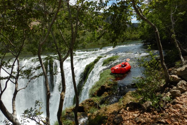 Packraft egy vízesés tetején