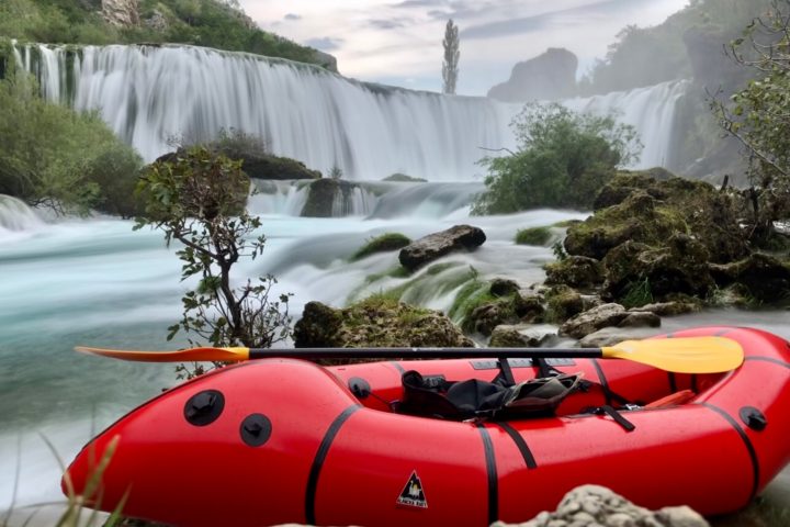 packraft a folyó parton